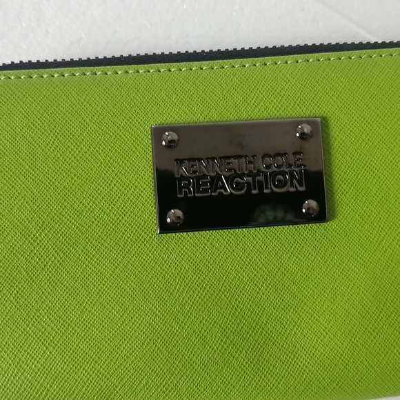 KENNETH COLE  REACTION  GREEN ZIP AROUND WALLET - Picture 3 of 8